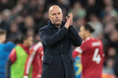 Liverpool 'un Arne Slot teknik direktörü, 27 Aralık 2025 tarihinde İngiltere' nin Liverpool kentinde oynanan Premier League maçında Liverpool Wolverhampton Wanderers 'a karşı oynanan son düdük çaldıktan sonra taraftarları alkışlıyor.