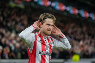 Brentford 'dan Mathias Jensen, Premier League maçında Brentford' a karşı Bournemouth 'un 27 Aralık 2025' te Londra 'daki Gtech Community Stadyumu' nda attığı üçüncü golü kutluyor.