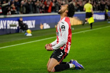 Brentford 'dan Kevin Schade, Premier League maçında Brentford Bournemouth' a karşı Gtech Community Stadyumu 'nda 27 Aralık 2025' te oynanan maçta 3-0 kazanma hedefini kutluyor.
