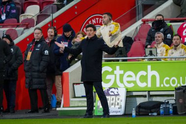 Brentford 'un Keith Andrews teknik direktörü, Premier League maçında Brentford Bournemouth' a karşı Gtech Community Stadyumu 'nda 27 Aralık 2025' te bir jest yaptı.