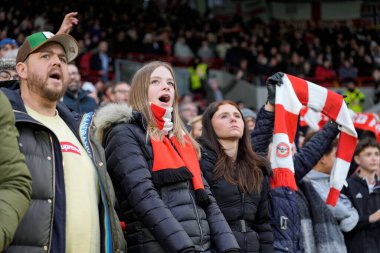 Premier League karşılaşması öncesinde stadyumda şarkı söyleyen taraftarlar Brentford Bournemouth 'a karşı Gtech Community Stadyumu, Londra, 27 Aralık 2025