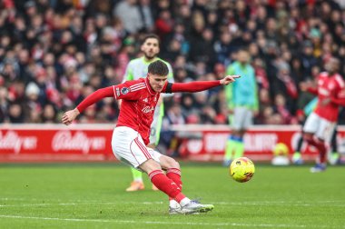Nottingham Ormanı 'ndan Nicolo Savona Premier Lig maçı sırasında Nottingham Forest Manchester City' ye karşı City Ground, Nottingham, 27 Aralık 2025 'te pas attı.