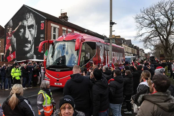 Liverpool takım koçu, 27 Aralık 2025 'te İngiltere' nin Liverpool kentinde oynanan Premier League maçında Liverpool ile Wolverhampton Wanderers arasındaki karşılaşmada seyircileri karşılamak için sokaklara dökülürken geliyor.