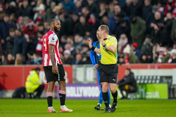 Hakem Peter Bankes, Brentford 'lu Igor Thiago' ya Premier League maçında Brentford Bournemouth 'a karşı Gtech Community Stadyumu' nda 27 Aralık 2025 tarihinde oynanan golü kontrol ederken konuştu.