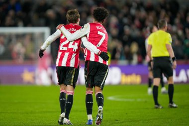 Brentford 'dan Kevin Schade ve Brentford' dan Mikkel Damsgaard, İngiltere 'deki Gtech Community Stadyumu' nda oynanan Premier League maçı Brentford-Bournemouth maçında 4-1 berabere kaldıktan sonra orta çembere koştular.