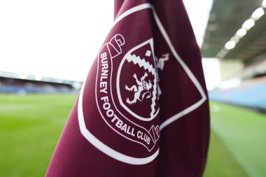Burnley köşe bayrağı, 27 Aralık 2025 'te Burnley Everton' a karşı Turf Moor, Burnley, İngiltere Premier Lig maçı öncesinde