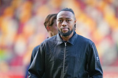 Bournemouth 'dan Antoine Semenyo, Premier League maçı sırasında İngiltere' nin Gtech Community Stadyumu 'nda Brentford - Bournemouth maçında sahada inceleme yapıyor.