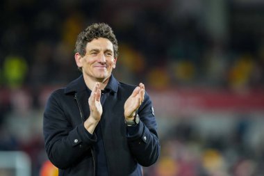 Brentford 'un Keith Andrews teknik direktörü, Premier League maçında Brentford' a karşı Bournemouth 'u 27 Aralık 2025' te Londra 'daki Gtech Community Stadyumu' nda alkışlıyor.