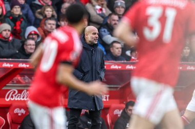Manchester City 'nin Pep Guardiola teknik direktörü Premier League maçında takım talimatlarını verir Nottingham Forest Manchester City' ye karşı City Ground, Nottingham, 27 Aralık 2025