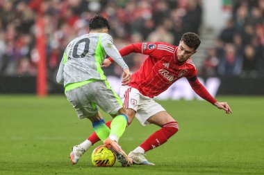 Manchester City 'den Rayan Cherki ve Nottingham Ormanı' ndan Neco Williams Premier Lig maçı sırasında Nottingham Forest Manchester City 'ye karşı 27 Aralık 2025' te Nottingham, İngiltere 'de top için mücadele ettiler.