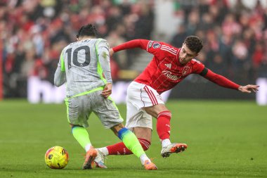 Manchester City 'den Rayan Cherki ve Nottingham Ormanı' ndan Neco Williams Premier Lig maçı sırasında Nottingham Forest Manchester City 'ye karşı 27 Aralık 2025' te Nottingham, İngiltere 'de top için mücadele ettiler.