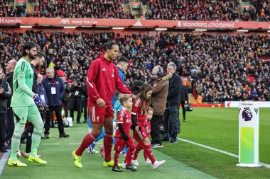 Liverpool 'dan Virgil van Dijk, 27 Aralık 2025' te Anfield, Liverpool 'da Liverhampton Wanderers' a karşı oynanan Premier League maçında maskot olarak eski futbolcu Diogo Jota 'nın çocuklarıyla birlikte yürüyüp gitti.