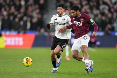 Premier Lig karşılaşmasında Fulham 'dan Raul Jimenez ve West Ham United' dan Jean-Clair Todibo Londra Stadyumu 'nda 27 Aralık 2025' te karşı karşıya geldiler.