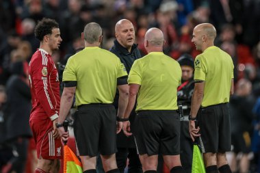 Liverpool 'un Arne Slot teknik direktörü Hakem Simon Hooper ile Premier Lig maçında Liverpool' un Wolverhampton Wanderers 'a karşı oynadığı 27 Aralık 2025' te Anfield, Liverpool, Birleşik Krallık 'ta son düdük çaldıktan sonra tokalaştı ve konuştu.