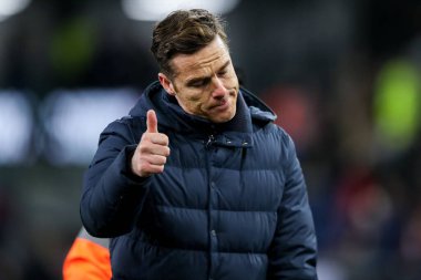 Burnley takımının teknik direktörü Scott Parker, 27 Aralık 2025 'te Burnley ile Everton arasında oynanan Premier League maçı sonrasında taraftarlarını alkışladı.