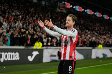 Brentford 'dan Mathias Jensen, Premier League maçı Brentford Bournemouth' a karşı Gtech Community Stadyumu 'nda 27 Aralık 2025' te oynanan maçta takımının 3-0 kazanmasını kutluyor.