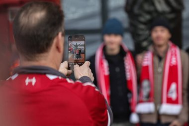 Liverpool taraftarları, 27 Aralık 2025 'te İngiltere' nin Liverpool kentinde oynanan Liverpool-Wolverhampton Wanderers maçında selfie çektiler.