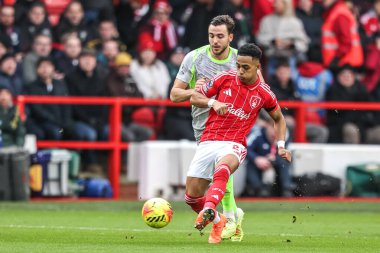 Nottingham Ormanı 'ndan Omari Hutchinson Premier Lig maçında pas veriyor Nottingham Forest Manchester City' ye karşı City Ground, Nottingham, 27 Aralık 2025