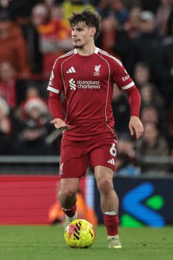 Liverpool 'dan Milos Kerkez, 27 Aralık 2025' te İngiltere 'nin Liverpool kentinde oynanan Premier League maçında Wolverhampton Wanderers' a karşı oynadığı maçta topu atıyor.