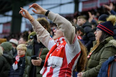 Brentford taraftarları Premier League maçından hemen önce şarkı söylüyorlar Brentford Bournemouth 'a karşı The Gtech Community Stadyumu, Londra, Birleşik Krallık, 27 Aralık 2025