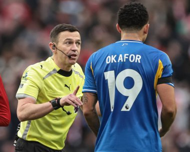 Hakem Tony Harrington 28 Aralık 2025 'te İngiltere' nin Sunderland kentinde oynanan Premier Lig karşılaşmasında Leeds United takımından Noah Okafor ile konuştu.