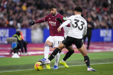 West Ham United takımından Lucas Paqueta Premier League maçında baskı altında, 27 Aralık 2025 'te Londra' daki Fulham Stadyumu 'nda West Ham United ile karşı karşıya geldi.