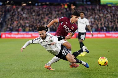 West Ham United takımından Mateus Fernandes, Premier League maçında Fulham 'dan Antonee Robinson' a karşı Londra Stadyumu 'nda 27 Aralık 2025' te oynanan karşılaşmada faul yaptı.