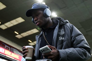 Everton 'dan Thierno Barry, 27 Aralık 2025' te Burnley ile Everton arasında oynanan Premier Lig karşılaşması öncesinde sahaya çıktı.