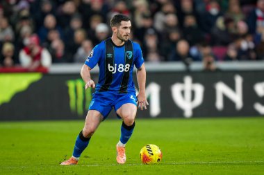 Bournemouth 'dan Lewis Cook Premier League maçı sırasında topu kontrol ediyor Brentford Bournemouth' a karşı The Gtech Community Stadyumu, Londra, Birleşik Krallık, 27 Aralık 2025