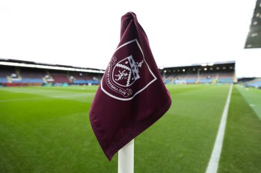 Burnley köşe bayrağı, 27 Aralık 2025 'te Burnley Everton' a karşı Turf Moor, Burnley, İngiltere Premier Lig maçı öncesinde