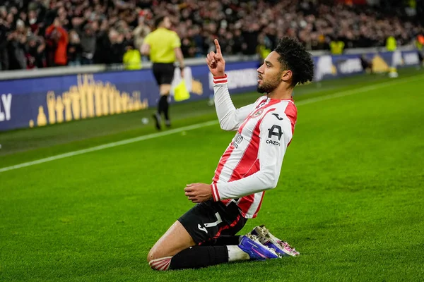 Brentford 'dan Kevin Schade, Premier League maçında Brentford Bournemouth' a karşı Gtech Community Stadyumu 'nda 27 Aralık 2025' te oynanan maçta 3-0 kazanma hedefini kutluyor.