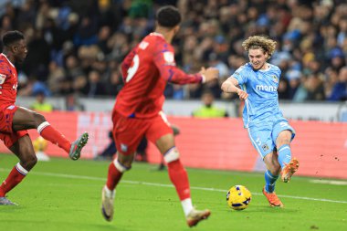 Coventry City 'den Jack Rudoni, Coventry Building Society Arena' da Coventry City 'ye karşı 29 Aralık 2025' te oynanan Gökyüzü İddia Şampiyonası maçında topla birlikte.
