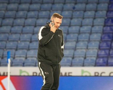 Derby County teknik direktörü John Eustace, 29 Aralık 2025 'te King Power Stadyumu' nda oynanan Sky Bet Şampiyonası maçından önce sahaya bakıyor.