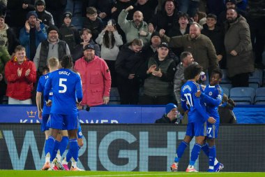 Leicester City 'den Abdul Fatawu, Leicester City' den Bobby Decordova-Reid 'i 29 Aralık 2025' te King Power Stadyumu, Leicester, İngiltere 'deki Leicester City - Derby County maçında 1-0 berabere kalma golünü atarken kutluyor.