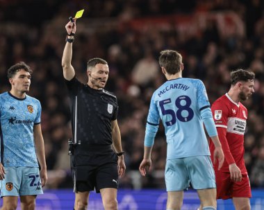 Hakem Leigh Doughty, 29 Aralık 2025 'te Middlesbrough, Middlesbrough, İngiltere' deki Riverside Stadyumu 'nda oynanan Sky Bet Şampiyonası maçında Hull City' den Cathal McCarthy 'ye sarı kart verdi.