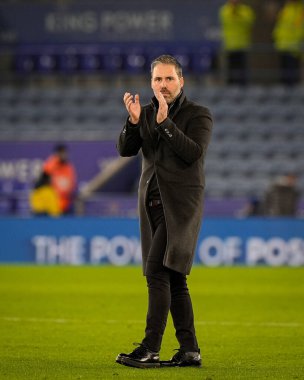 Leicester City 'nin teknik direktörü Marti Cifuentes, 29 Aralık 2025' te King Power Stadyumu, Leicester, İngiltere 'de oynanan Sky Bet Şampiyonası' nda oynanan son düdük sesinden sonra taraftarları alkışlıyor.