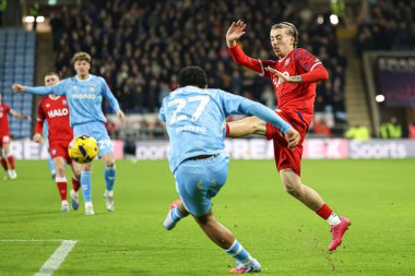 Coventry City 'den Milan van Ewijk topu atıyor ancak Ipswich Town' dan Jack Clarke, Coventry Building Society Arena 'da 29 Aralık 2025' te oynanan Sky Bet Şampiyonası maçında topu durdurmaya çalışıyor.