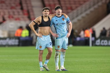 Hull City 'den Kyle Joseph ve Charlie Hughes, 29 Aralık 2025' te Middlesbrough-Hull City Riverside Stadyumu 'nda oynanan Sky Bet Şampiyonası maçında kazandıkları 0-1' lik galibiyeti kutlayan gezgin taraftarlara bakın.