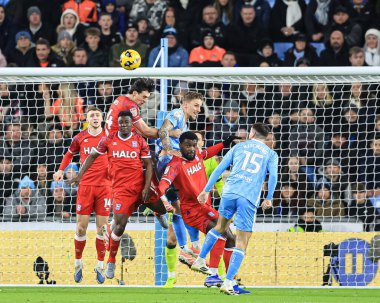 Ipswich Town 'dan Jack Taylor, Coventry Building Society Arena, Coventry, İngiltere' de 29 Aralık 2025 'te Coventry City ile Ipswich Town arasındaki Sky Bet Şampiyonası maçında topun başına geçiyor.