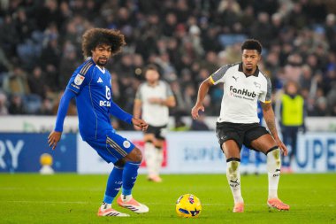 Leicester City 'den Hamza Choudhury, Derby County' den Rhian Brewster 'ın baskısıyla topu kontrol ediyor. 29 Aralık 2025' te King Power Stadyumu 'ndaki Leicester City - Derby County maçında.