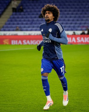 Leicester City 'den Hamza Choudhury, Leicester City' nin 29 Aralık 2025 'te King Power Stadyumu' nda oynanan Leicester City - Derby County maçında ısınıyor.