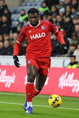Ipswich Town 'dan Cedric Kipre, Coventry City' nin Coventry Building Society Arena 'da Ipswich Town' a karşı 29 Aralık 2025 'teki Sky Bet Şampiyonası maçında topla birlikte.