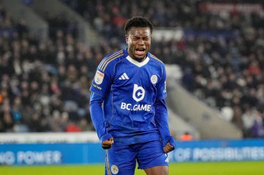 Leicester City 'den Abdul Fatawu, 29 Aralık 2025' te King Power Stadyumu, Leicester 'da Leicester City ile Leicester County arasındaki Sky Bet Şampiyonası maçında hakem Gavin Ward' un faul yapma kararı üzerine hayal kırıklığına uğradı.