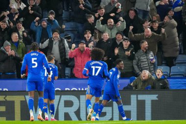 Leicester City 'den Abdul Fatawu, Leicester City' den Bobby Decordova-Reid 'i 29 Aralık 2025' te King Power Stadyumu, Leicester, İngiltere 'deki Leicester City - Derby County maçında 1-0 berabere kalma golünü atarken kutluyor.