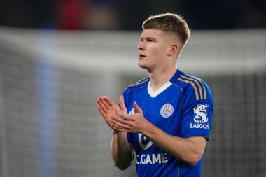 Leicester City 'den Jordan James, 29 Aralık 2025' te İngiltere 'nin Leicester şehrindeki King Power Stadyumu' nda oynanan Leicester City - Derby County maçında taraftarları alkışlıyor.