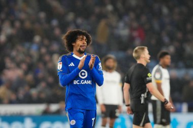 Leicester City 'den Hamza Choudhury Leicester City' den Jordan James 'i 29 Aralık 2025' te King Power Stadyumu 'ndaki Leicester City - Derby County maçında gol atarken kutluyor.