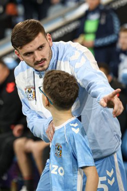 Coventry City 'den Jack Rudoni ve maskotu Coventry City, Coventry Building Society Arena, Coventry, İngiltere' de 29 Aralık 2025 'te Ipswich Town' a karşı oynadıkları Gökyüzü İddia Şampiyonası maçında