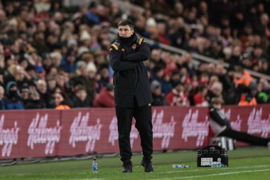 Sergej Jakiroviç Hull City 'nin teknik direktörü 29 Aralık 2025' te İngiltere 'nin Riverside Stadyumu' nda oynanan Middlesbrough vs Hull City Sky Bet Şampiyonası maçına bakıyor.