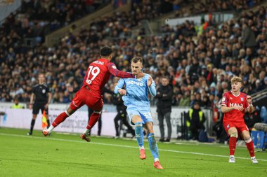Coventry City 'den Darnell Furlong, Coventry Building Society Arena, Coventry, Birleşik Krallık' ta 29 Aralık 2025 'te oynanan Sky Bet Şampiyonası maçında Coventry City, Ipswich Town' a karşı Miguel Brau 'nun boynunu tutuyor.