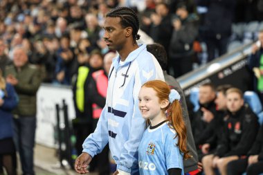 Coventry City 'den Hacı Wright ve maskotu, Coventry City, Coventry Building Society Arena' da 29 Aralık 2025 'te Ipswich Town' a karşı oynadıkları Gökyüzü İddia Şampiyonası maçında.